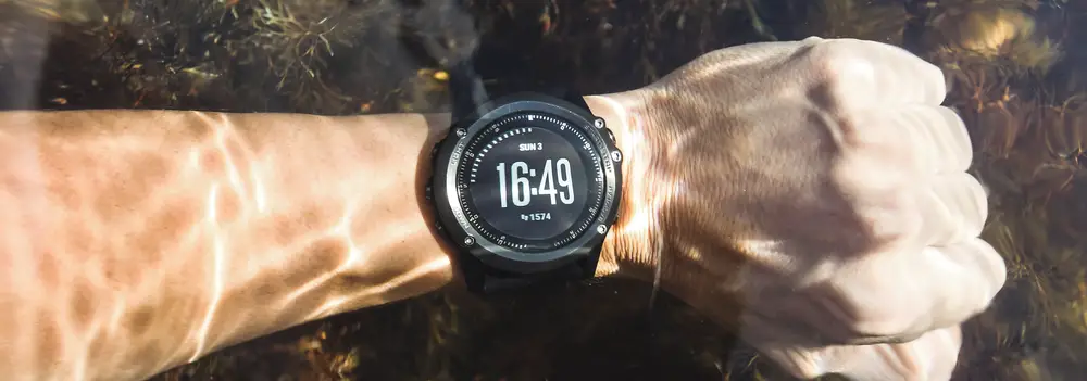 arm-underwater-with-watch